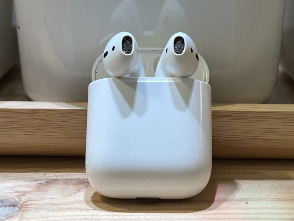 Picture of dirty airpods with ear wax buildup