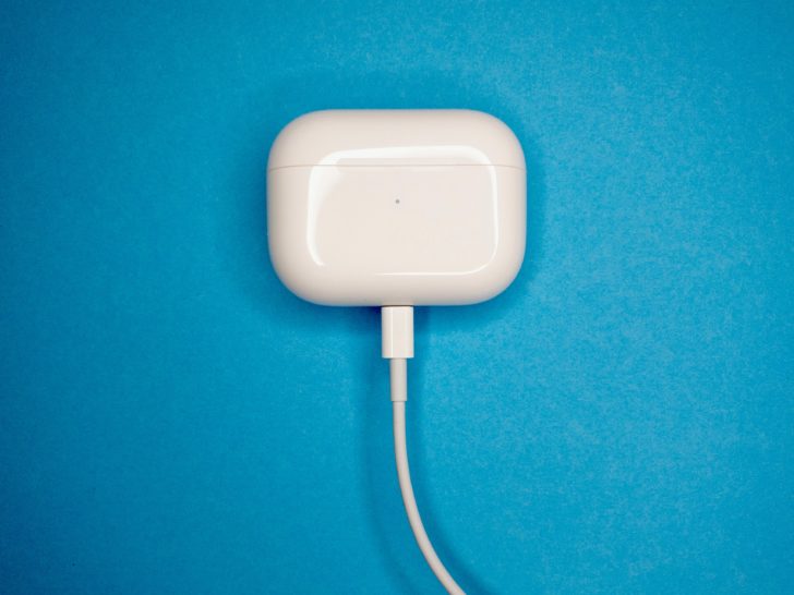 Picture of airpods charging