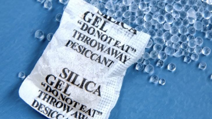 Photo of silica gel packets