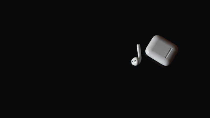 Photo of a single airpod with charging case