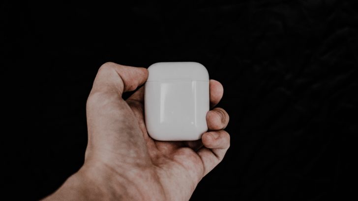 Photo of person holding airpods case