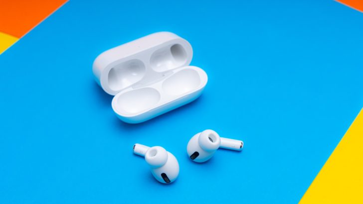 Photo of airpods pro and charging case