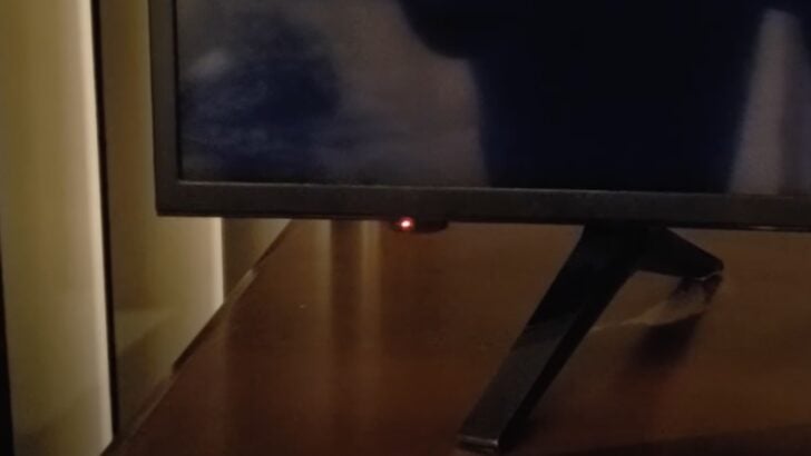 Photo of hisense tv red led light